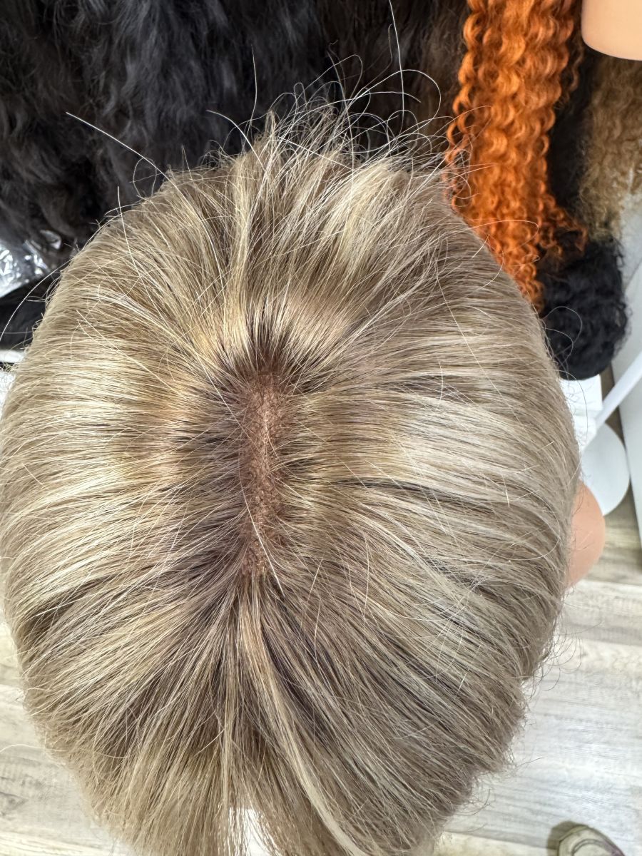 Schulterlange gestufte Lace Front Perücke in AschBlond mit dunkel Ansatz