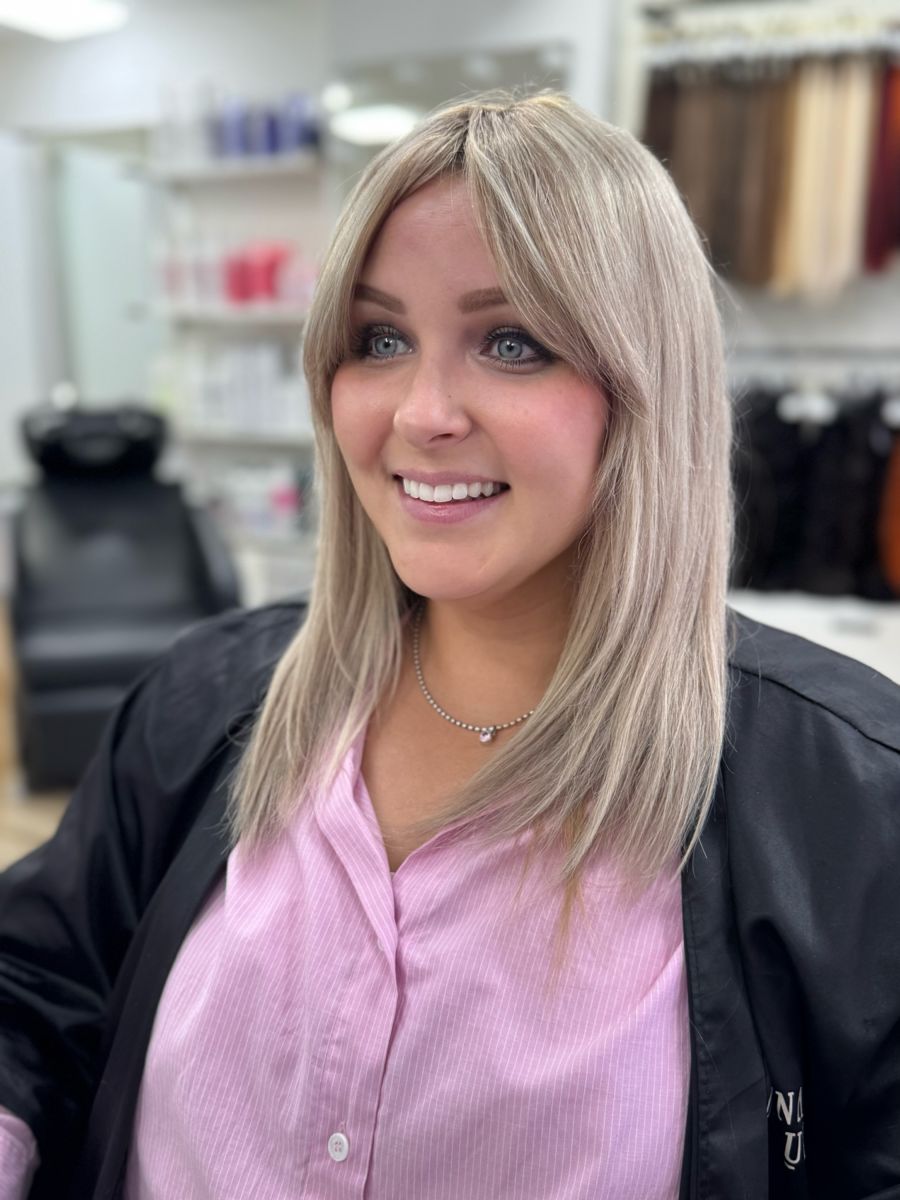 Schulterlange gestufte Lace Front Perücke in AschBlond mit dunkel Ansatz