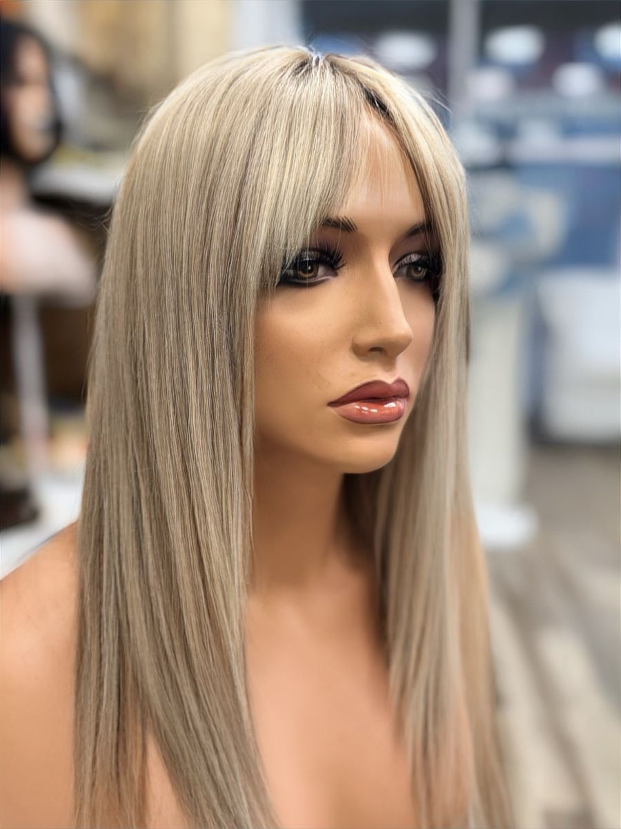 Schulterlange gestufte Lace Front Perücke in AschBlond mit dunkel Ansatz