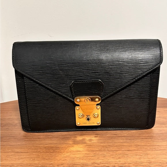 LOUIS VUITTON Epi Series Dragonne Pouch Bag Schwarz M52612 LV Auth 160670