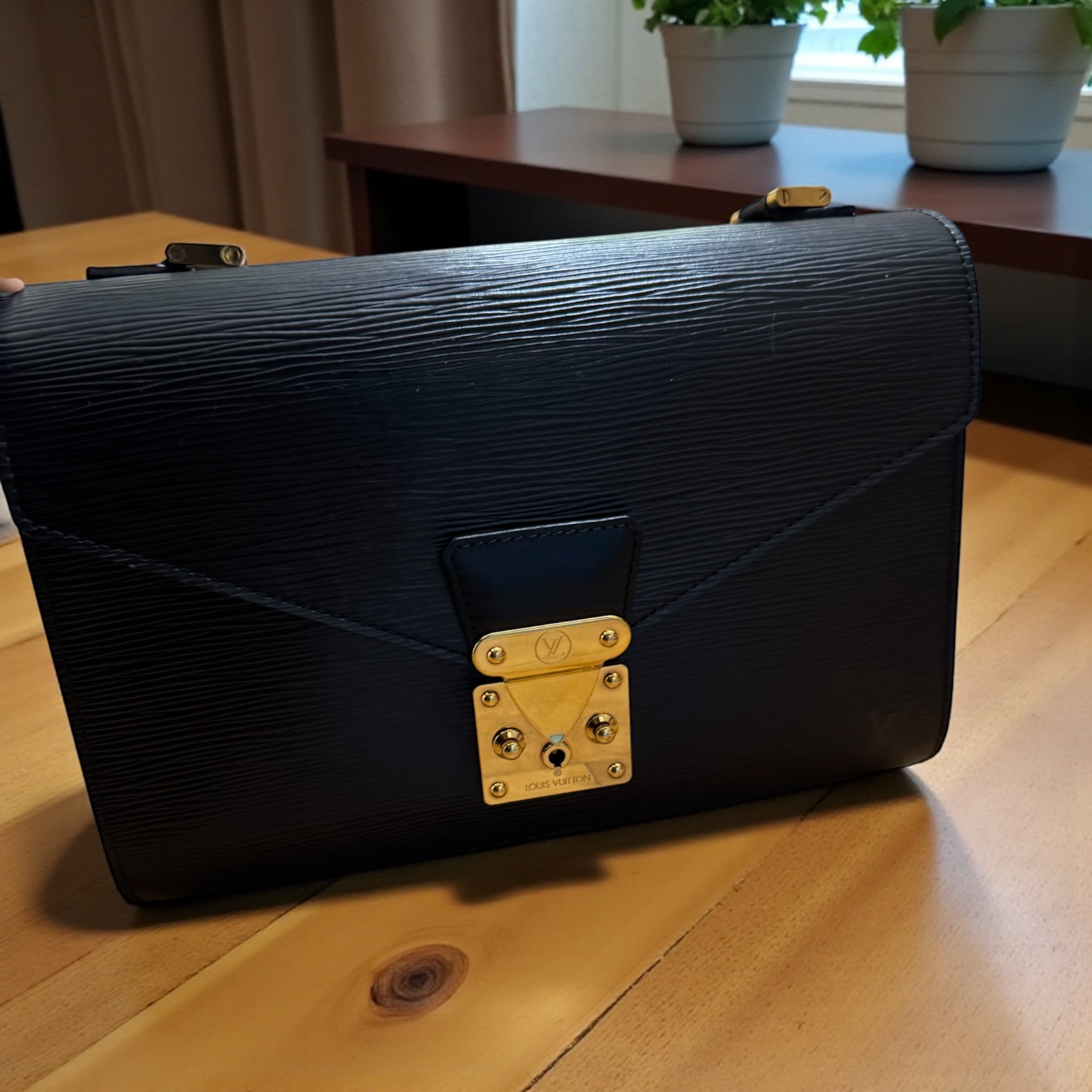 LOUIS VUITTON Epi Series Dragonne Pouch Bag Black M52612 LV Auth 160670