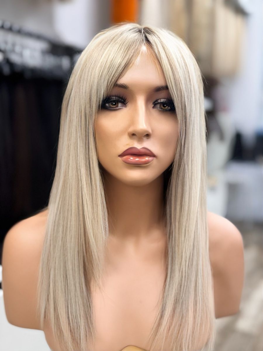Schulterlange gestufte Lace Front Perücke in AschBlond mit dunkel Ansatz